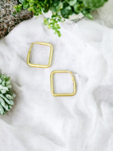 Load image into Gallery viewer, Matte Gold Square Hoop Earrings - E19-3931