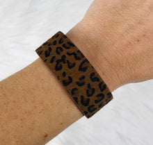 Load image into Gallery viewer, Ponc City Brown Leopard Magnetic Bracelet - B1611